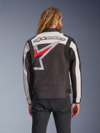 Alpinestars Axton Jas, motorjas, zwart, gebroken wit en felrood, achteraanzicht met een groot rondom doorlopend sterlogo en woordmerk, vintage racing-geïnspireerd ontwerp met accordeon schouderpanelen en tailleverstellers