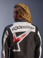 Alpinestars Axton Jas, motorjas, zwart, gebroken wit en felrood, achteraanzicht met groot geborduurd Alpinestars-logo en gestileerde graphic, accordeon schouderpanelen voor bewegingsvrijheid, vintage-geïnspireerd ontwerp met metalen oogjes