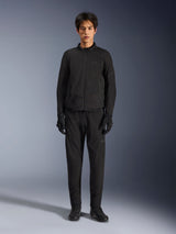 Alpinestars Aeroshell Airflow Jacket, zwarte motorjas, gedragen door model met bijpassende zwarte broek en handschoenen, voorzien van lasergeperforeerde borst- en zijpanelen van mesh, sportieve pasvorm voor prestaties bij warm weer