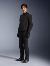 Alpinestars Aeroshell Airflow Jacket, Black Anthracite motorjas, voorzien van lasergeperforeerde ventilatie en meshpanelen voor optimale luchtstroom, gedragen door een mannelijk model met bijpassende zwarte motorbroek, handschoenen en zwarte laarzen met witte logo's, sportieve pasvorm voor wegprestaties