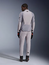 Alpinestars Aeroshell Airflow Jas, Mid Gray Anthracite, rugaanzicht op een model, voorzien van technische mesh-panelen en lasergeperforeerde ventilatiezones, gedragen met bijpassende grijze broek en zwarte motoruitrusting, sportieve pasvorm voor hoge prestaties