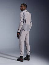 Alpinestars Aeroshell Airflow Jas in Mid Gray Anthracite, gedragen met bijpassende broek en zwarte racehandschoenen, achteraanzicht met lasergeperforeerde panelen en atletische sportpasvorm, professionele motorkleding