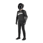 Motorrijder die de Alpinestars T-GP Plus R V4 Airflow Jas draagt in zwart en wit, textiele motorjas met mesh-panelen en witte Alpinestars-branding, gecombineerd met een zwarte helm, zwarte motorhandschoenen, een zwarte broek en zwarte schoenen