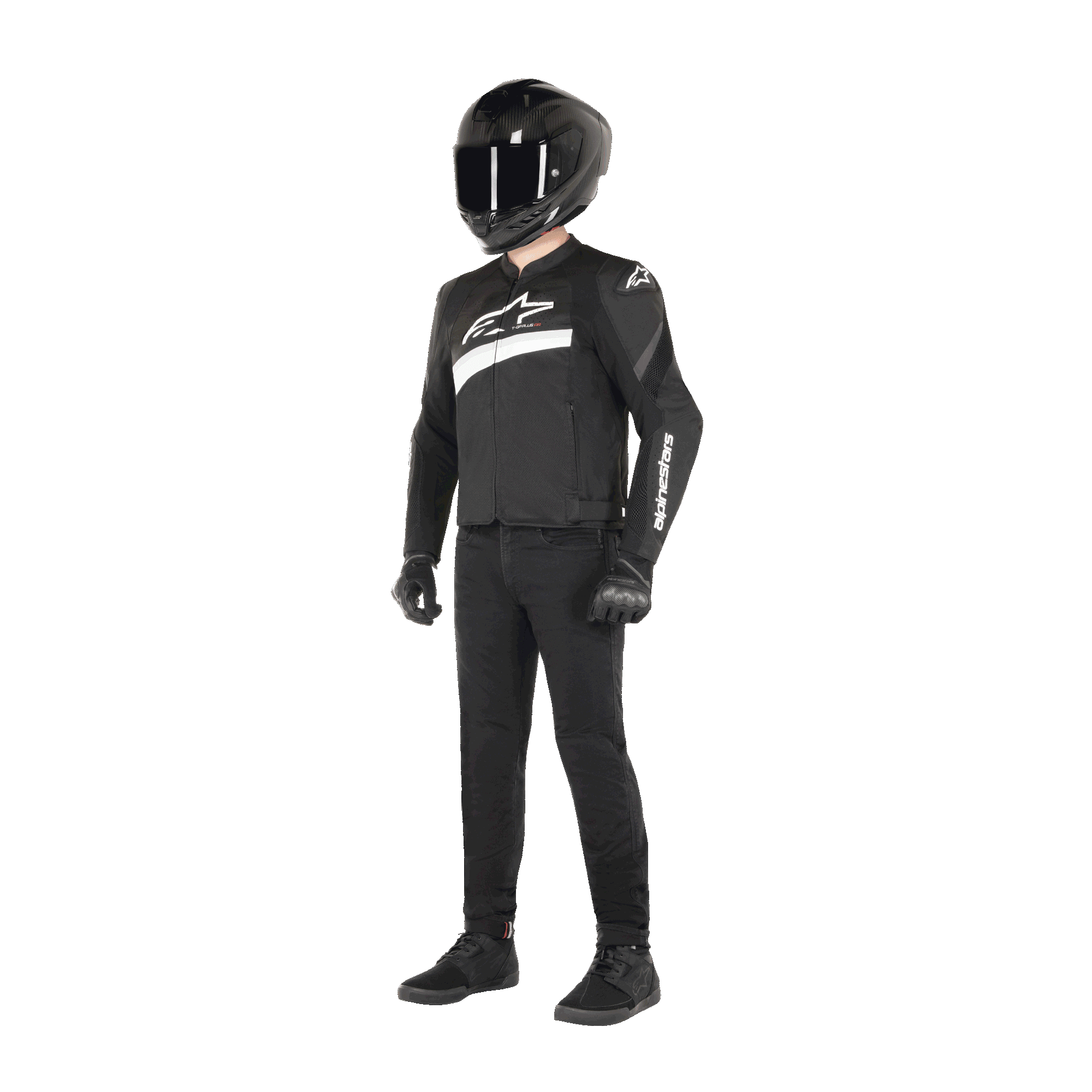 Motorrijder die de Alpinestars T-GP Plus R V4 Airflow Jas draagt in zwart en wit, textiele motorjas met mesh-panelen en witte Alpinestars-branding, gecombineerd met een zwarte helm, zwarte motorhandschoenen, een zwarte broek en zwarte schoenen