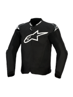 Alpinestars T-GP Air Jacket, zwarte textiel motorjas, voorzien van een groot wit logo op de borst, lasergeperforeerde ventilatiepanelen en externe schoudersliders, vooraanzicht