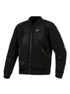 Alpinestars Flight Air Jacket in zwart, urban motorjas in bomberstijl voorzien van 3D-meshpanelen voor een hoge luchtstroom, stevige polyfabric-verstevigingen, klein wit logo op de borst en geribbelde stretchkraag en manchetten.