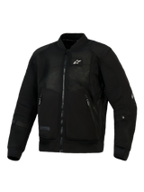 Alpinestars Flight Air Jacket in zwart, urban motorjas in bomberstijl voorzien van 3D-meshpanelen voor een hoge luchtstroom, stevige polyfabric-verstevigingen, klein wit logo op de borst en geribbelde stretchkraag en manchetten.