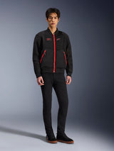Alpinestars Flight Air Jacket in Black Bright Red, urban motorjas in bomberstijl met 3D-meshpanelen en opvallende rode ritsen, gedragen door een model met zwarte slim-fit broek en zwarte sneakers, op streetwear geïnspireerde moderne motorkleding
