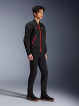 Alpinestars Flight Air Jacket, Black Bright Red, stedelijke motorjas in bomber-stijl gedragen door een model, voorzien van 3D mesh-panelen en contrasterende rode ritsen, gecombineerd met een zwarte broek en casual motorschoenen, moderne op streetwear geïnspireerde beschermende kleding
