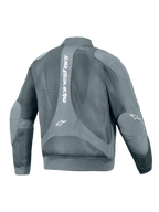 Alpinestars Flight Air Jacket, urban motorjas, Storm Gray, achteraanzicht met een groot verticaal wit Alpinestars-logo, uitgebreide 3D-meshpanelen voor luchtstroom en geribbelde taille en manchetten in bomberstijl