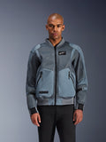 Alpinestars Flight Air Jacket, urban bomber motorjas, Storm Gray, voorzien van 3D mesh ventilatiepanelen en witte Astars logo patch, gedragen door mannelijk model met zwarte broek, eigentijdse stedelijke motorkleding