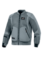 Alpinestars Flight Air Jacket, Storm Gray, urban motorjas, op bomberjack geïnspireerd silhouet met uitgebreide 3D-mesh ventilatiepanelen, geribbelde stretchkraag en manchetten, zwart Astars-logo op de borst, externe protectorzakken, ontworpen voor motorrijden op straat bij warm weer.