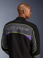 Alpinestars Unite Jacket, stedelijke motorjas, Black Asphalt Violet, achteraanzicht met een groot grijs schouderpaneel met Alpinestars-logo, neongele bies en violette accenten op een 3-laagse softshell-constructie