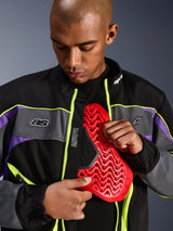 Alpinestars Unite Jacket, stedelijke motorjas, Black Asphalt en Violet met neongele accenten, mannelijk model toont een rode Nucleon borstbeschermer in de geopende jas, minimalistische streetwear-esthetiek voor stedelijk rijden.