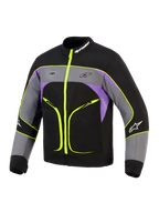Alpinestars Unite Jacket, urban motorjas, Black Asphalt Violet met neongele accenten, voorzien van een 3-laags softshell-constructie, fluorescerende gele ritsen en biezen, grijs en paars kleurvlakken en Alpinestars-branding op de borst en kraag.