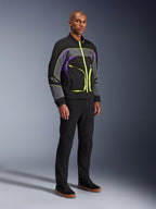 Alpinestars Unite Jacket, stedelijke motorjas, Black Asphalt Violet met neongele accenten, gedragen door model met zwarte broek en sneakers, eigentijdse streetwear-stijl voor stedelijke ritten