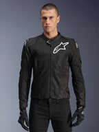 Alpinestars Viper Air V4 motorjas, zwarte textiele motorjas, wit ster-logo op de borst en schouders, grote tech-mesh panelen voor maximale luchtstroom, hoge kraag, ritssluiting aan de voorzijde, strak race-ontwerp