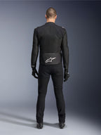 Alpinestars Viper Air V4 Jas, zwarte textiele motorjas, achteraanzicht met wit Alpinestars-sterlogo op de onderrug, gedragen met zwarte motorbroek en handschoenen, zomeruitrusting voor weg- en sportgebruik