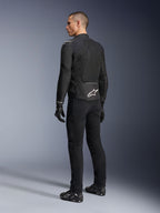 Alpinestars Viper Air V4 Jas, zwarte textiele motorjas, achteraanzicht op een mannelijk model, voorzien van grote tech mesh-panelen voor luchtstroom en een wit sterlogo op de onderrug, gedragen met bijpassende zwarte motorbroek en handschoenen