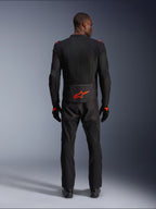 Alpinestars Viper Air V4 Jacket, zwart en fluorood, achteraanzicht op model, gedragen met bijpassende zwarte motorbroek en handschoenen, voorzien van een fel fluorood logo op de onderrug, mesh-constructie voor luchtstroom, atletische pasvorm voor motorrijden op de weg