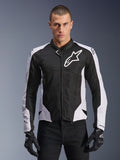 Alpinestars Viper Air V4 motorjas, sportieve motorjas, zwart en wit, gedragen door een rijder, tech mesh- en textielconstructie met witte schouderpanelen, opvallend sterlogo op de borst, sport-performance ontwerp, gecombineerd met zwarte motorhandschoenen