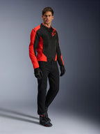 Alpinestars Viper Air V4 Jas, motorjas, fluorrood en zwart, gedragen door model met zwarte motorjeans, zwarte handschoenen en motorschoenen, textiel mesh ontwerp met opvallende rode panelen en sterlogo, sportieve motorkleding voor op de weg