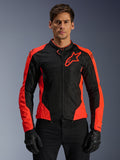 Alpinestars Viper Air V4 motorjas, motorracejas, rood fluo en zwart, gedragen door model met zwarte handschoenen, tech mesh panelen voor ventilatie, sportief ontwerp met Alpinestars sterlogo op de borst