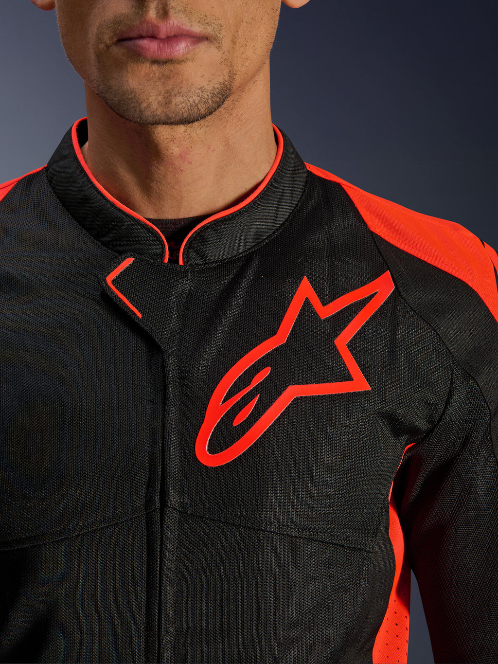 Alpinestars Viper Air V4 Jas in Red Fluo Black, close-up van de borst en kraag, met zwarte tech mesh-constructie, een opvallend rood Alpinestars-logo en levendige rode accenten op de schouders.