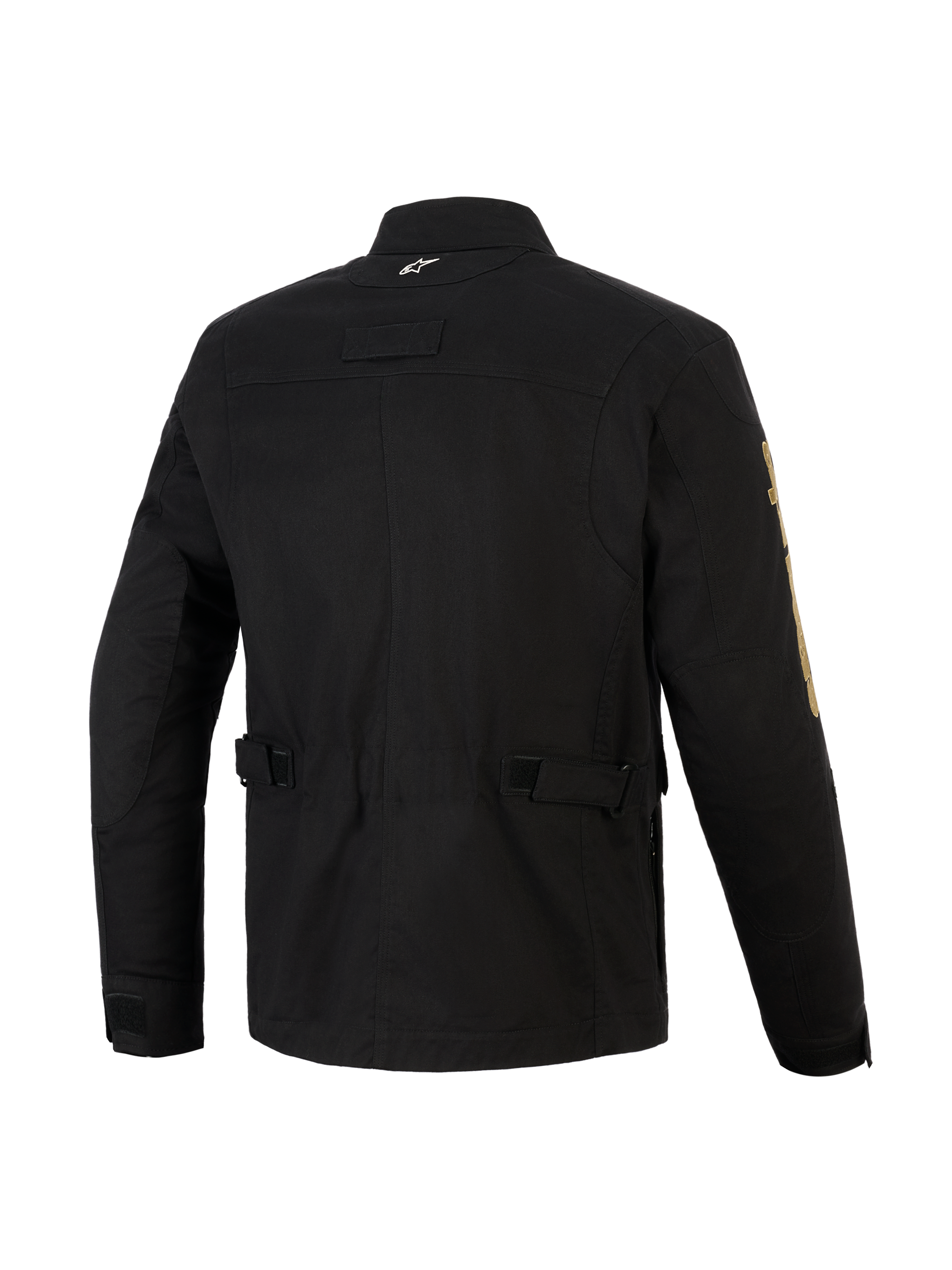 Alpinestars Dice Jacket, zwarte stedelijke motorjas, achteraanzicht met verstelbare taillebanden en geplooide schouders, vintage veldjas-esthetiek met moderne textielconstructie, voorzien van een klein wit logo op de kraag en gouden branding op de mouw.