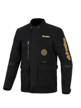 Alpinestars Dice Jacket, urban motorjas, zwart met gouden branding, voorzien van meerdere functionele zakken, een spiraalvormige patch op de borst, vintage-geïnspireerde field jacket styling in waterafstotend textiel.