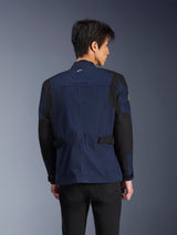 Alpinestars Dice Jacket, donkerblauwe en zwarte urban field motorjas, rugaanzicht gedragen door een man, voorzien van verstevigde zwarte schouder- en elleboogpanelen met verstelbare taillebanden.