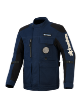 Alpinestars Dice Jacket, urban field-style motorjas, donkerblauw met zwarte schouder- en armpanelen, voorzien van meerdere functionele zakken, een verticale borstzak met ritssluiting en een ronde spiraal-graphic, groot wit Alpinestars-logo op de mouw, duurzame waterafstotende textielconstructie.