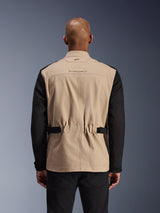 Alpinestars Dice Jacket, stedelijke motorjas, aluminum en zwart, achteraanzicht op een model, voorzien van geplooide schouders voor bewegingsvrijheid, verstelbare tailleriemen en een robuuste constructie van polykatoen twill.