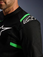 Alpinestars T-SPS Air V2 Jas, zwart en fluo groen, close-up van schouder en borst, wit Alpinestars ster-logo, technisch mesh-materiaal voor luchtstroom, sportieve motorjas