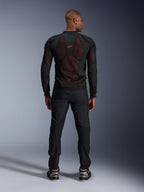 Alpinestars Troop-Air Pro Jas in Black Red Fluo, achteraanzicht op model, technische mesh jas met protectie en ademende panelen, rood logo op de bovenrug, gedragen met zwarte broek en sneakers, urban motorkleding