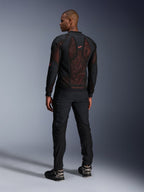 Alpinestars Troop-Air Pro Jacket in Black Red Fluo, achteraanzicht op een model, voorzien van een groot 2D tech mesh achterpaneel met zichtbare rode binnenkant, gecombineerd met een zwarte technische motorbroek en zwart-grijze laarzen, modern urban motorjasontwerp met protectie.
