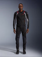 Alpinestars Troop-Air Pro Jas, technische motorjas, Black Ash Gray en Bright Red, voorzien van mesh-panelen en rode accenten, gedragen door mannelijk model met zwarte motorbroek en laarzen, strak urban ontwerp met technische ventilatie.