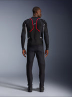Model van achteren gezien die de Alpinestars Troop-Air Pro Jacket draagt, zwart met Ash Gray en felrode accenten, voorzien van een technische mesh-constructie met opvallende rode biezen op de rug, Alpinestars-logo op de bovenrug, gecombineerd met een zwarte motorbroek, premium gepantserde luchtjas voor op de weg