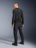 Alpinestars Troop-Air Pro Jacket, zwart, technische gepantserde luchtjas van de achterkant getoond, voorzien van uitgebreide mesh-panelen voor luchtstroom, gecombineerd met bijpassende zwarte technische broek en schoenen.