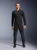 Alpinestars Troop-Air Pro Jas, zwarte technische gepantserde motorjas, voorzien van mesh-panelen en ritsen aan de voorkant, gedragen met bijpassende zwarte broek en motorlaarzen, premium urban road gear
