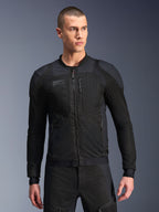 Alpinestars Troop-Air Pro Jacket, zwarte motorjas van mesh, mannelijk model draagt gepantserde luchtjas met 2D tech mesh-structuur, rits aan de voorzijde en zakken met ritssluiting, technische rijuitrusting