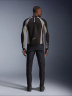 Alpinestars Troop-Air Jas, motorjas in Black Ash Gray en Bright Red, achteraanzicht op mannelijk model, lichtgewicht mesh-constructie voor ventilatie, Alpinestars-logo op de kraag en onderrug, gecombineerd met een zwarte motorbroek