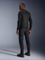 Alpinestars Troop-Air Jacket, zwarte technische motorjas, achteraanzicht met grote mesh-panelen voor superieure ventilatie, gedragen met bijpassende zwarte broek en motorlaarzen, strak modern urban design voor zomerse ritten.