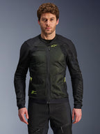 Alpinestars Troop-Air Jacket, zwart en neongeel, gedragen door mannelijk model, lichtgewicht mesh-constructie, neongele ritsen en branding, technische geventileerde motorjas voor stedelijk rijden
