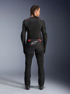 Alpinestars Stella T-SPS Air V2 Jas, textiele motorjas voor dames, zwart en Diva Pink, achteraanzicht op model met ingevlochten haar, voorzien van grote mesh-panelen voor ventilatie, wit Astars-logo op de onderrug, gecombineerd met bijpassende zwarte motorbroek.