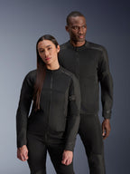Alpinestars Stella C-1 Air Jacket, zwart, gedragen door een mannelijk en vrouwelijk model, technische mesh-constructie voor optimale luchtstroom, reflecterende logo's, strakke urban motoruitrusting