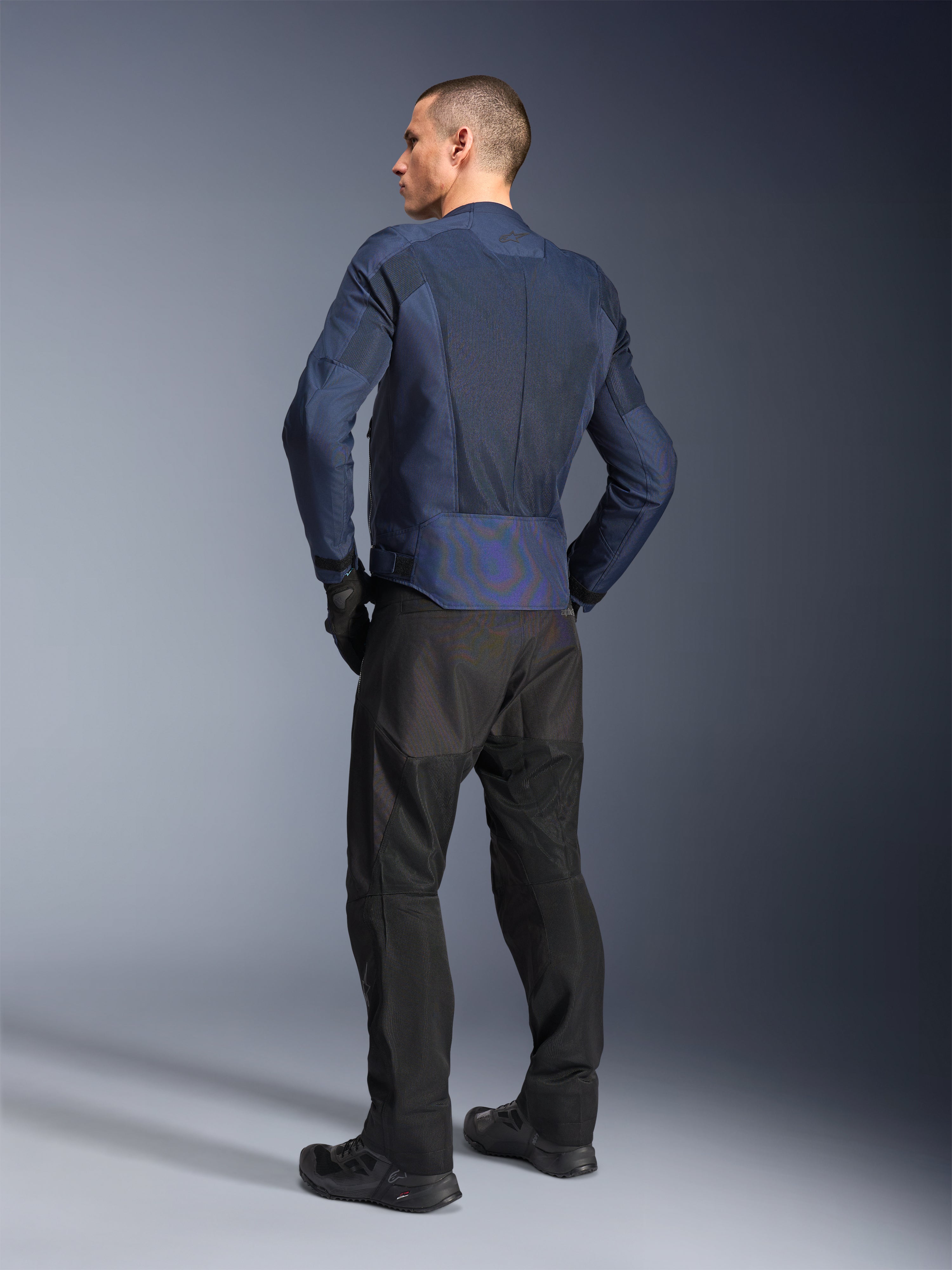 Alpinestars C-1 Air jas, blauwe urban motorjas voor heren, achteraanzicht op model met mesh ventilatie en reflecterende details.