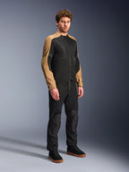 Alpinestars C-1 Air jas, heren urban motorjas, zandkleur en zwart, ademende meshpanelen, CE-gecertificeerd, gedragen met zwarte broek en sneakers
