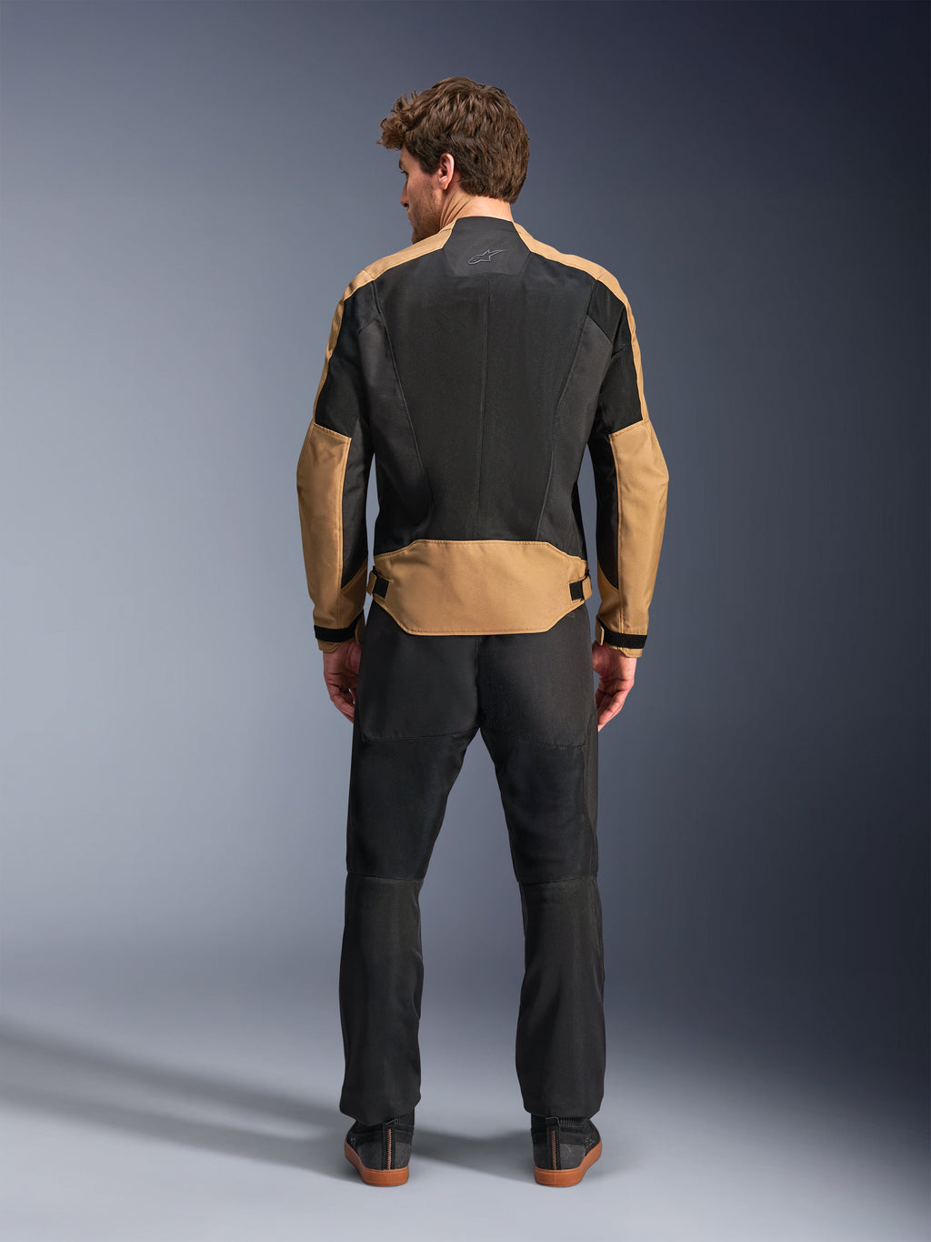 Alpinestars C-1 Air jas, urban herenmotorjas in zand en zwart met geventileerde mesh-panelen, achteraanzicht.