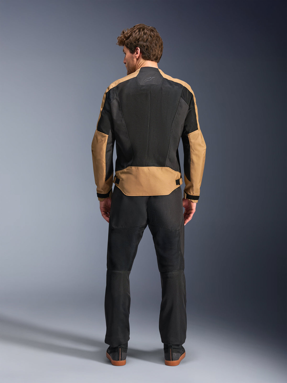Alpinestars C-1 Air jas, urban herenmotorjas in zand en zwart met geventileerde mesh-panelen, achteraanzicht.